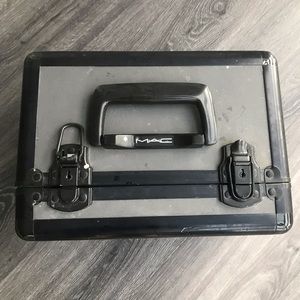 MAC COSMETICS traincase